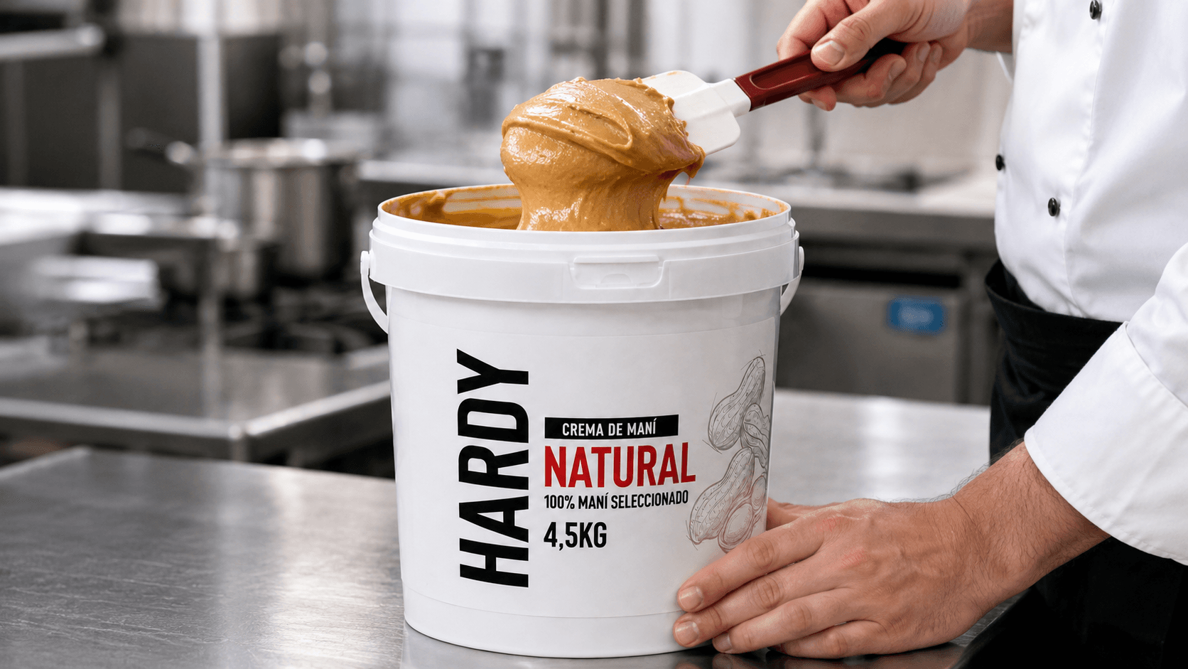 Balde de crema de maní abierto en una cocina profesional