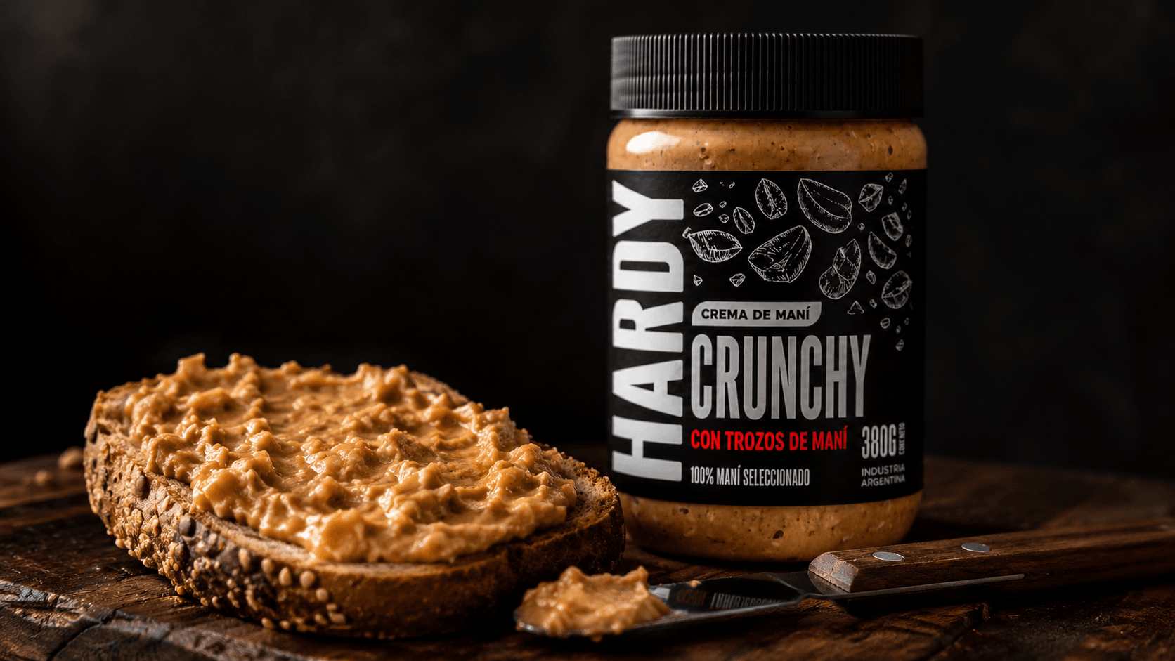 Crema de maní HARDY Crunchy untada en tostada — textura con trozos visibles de maní